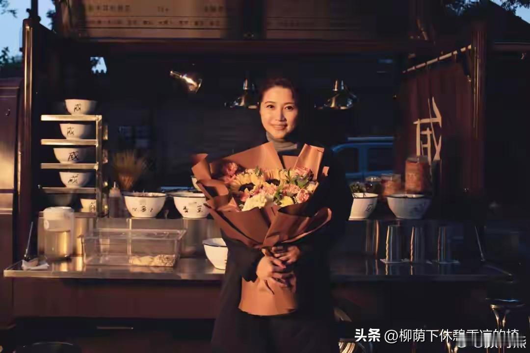 52岁影后逛街被认