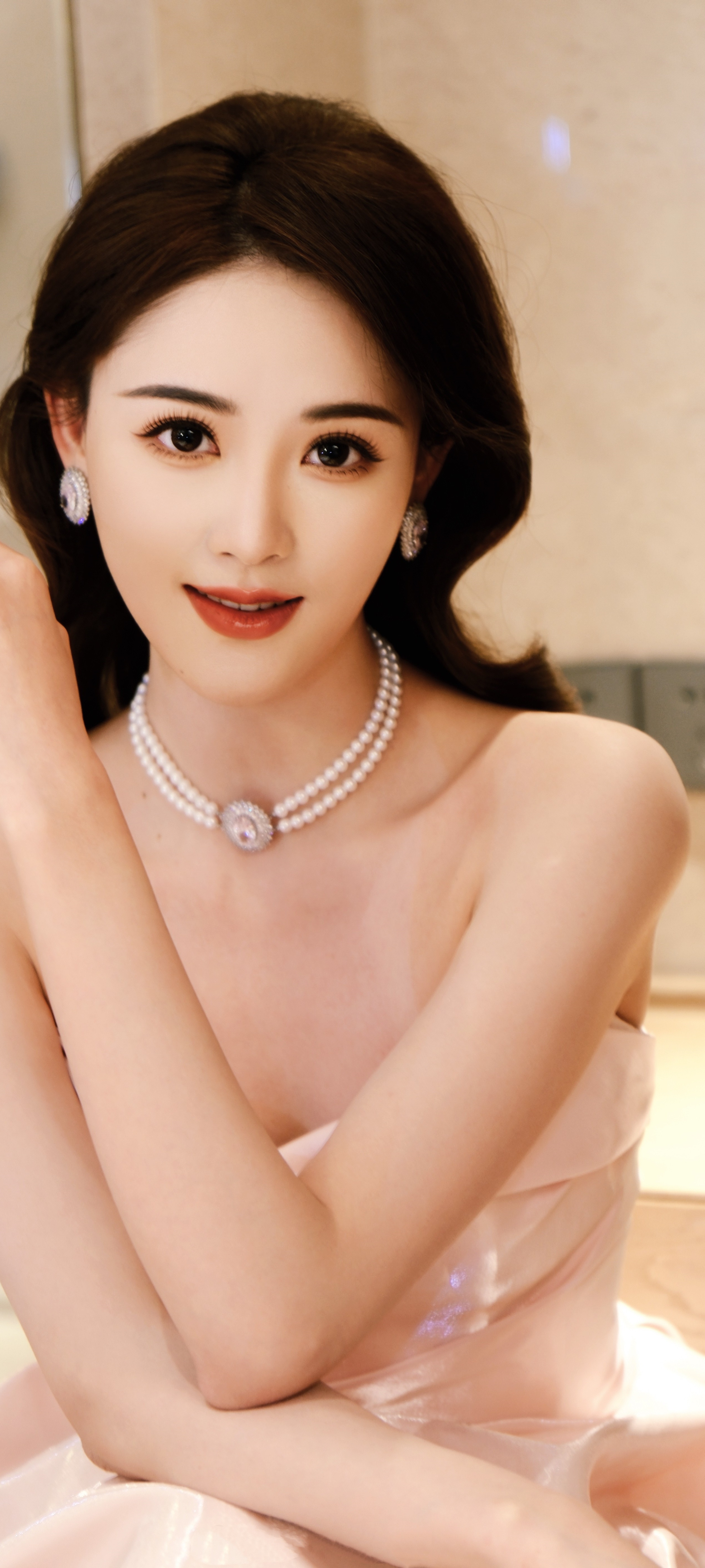 李丹儿，一袭抹胸礼裙贵气优雅，好迷人的主持人。李丹儿