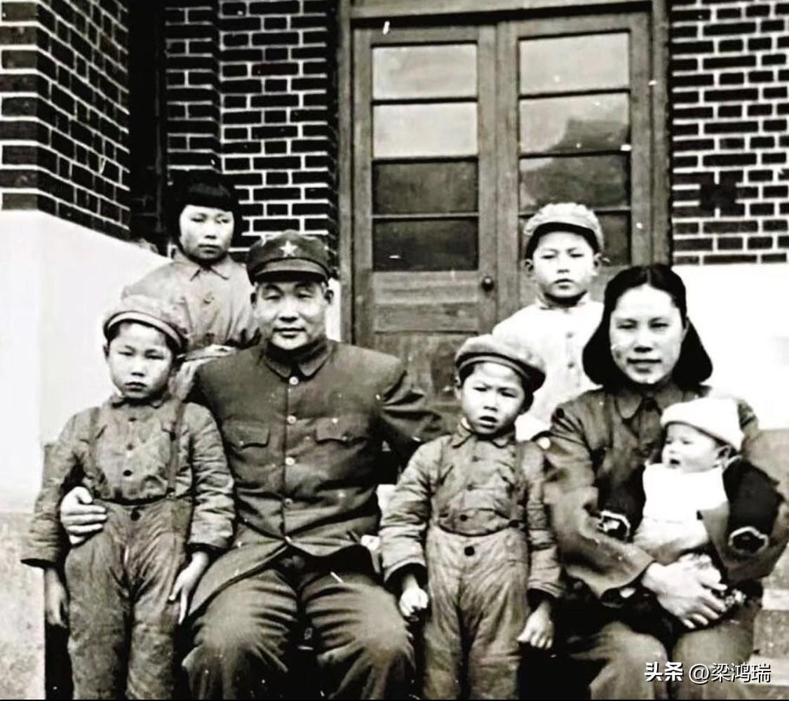 这是拍摄于1949年11月的萧劲光大将的全家福合照，萧劲光时任第四野战军第12兵