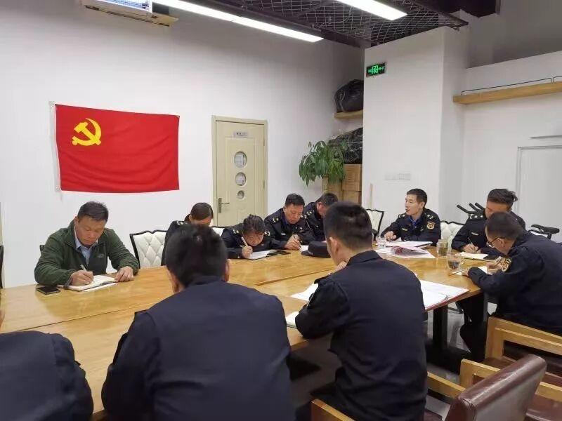 北京市西城区什刹海街道办事处城管二队党支部书记别怀峰讲党课。

他说，作为城市管