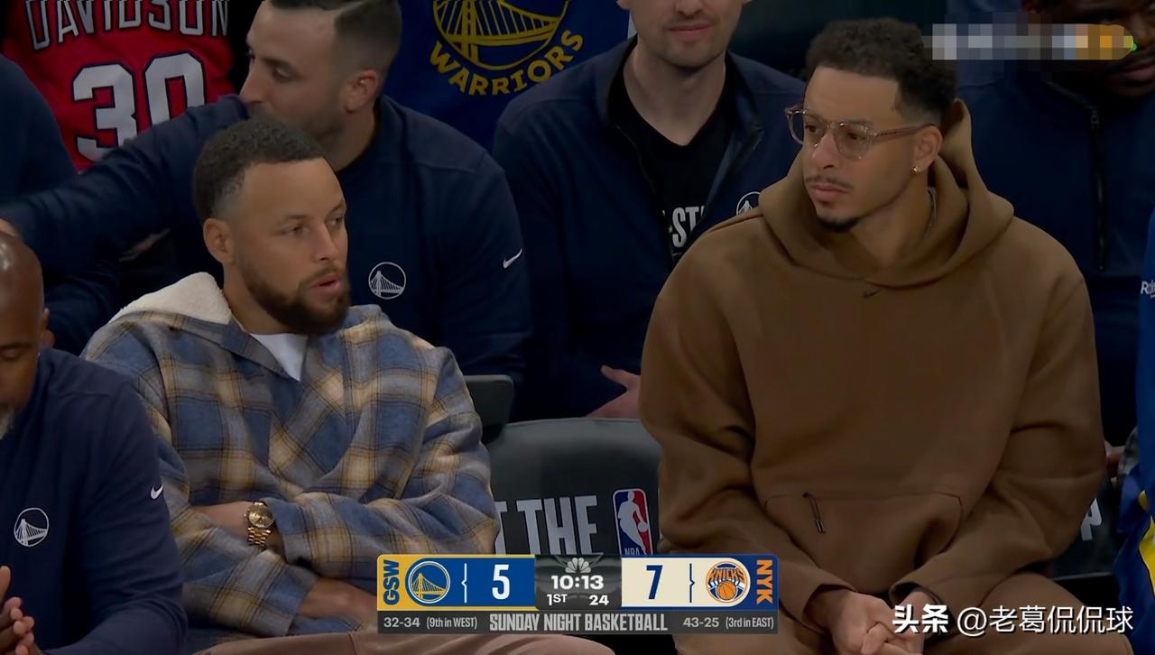 勇士巨星库里真是太诙谐幽默了！在今天勇士客场挑战尼克斯的比赛中，此役因伤缺阵的库