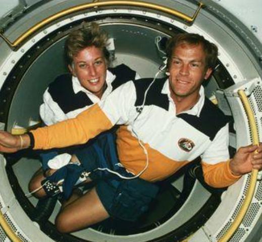 1992年，首对美国夫妻宇航员上天，在完成8天的太空之旅后，记者们急冲冲的抛出问