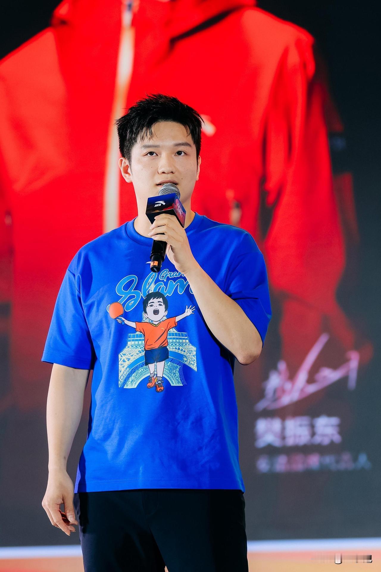 穿上自己的Q版T恤有多水灵？看这几张图就知道了。
樊振东作为代言人出席品牌方的活