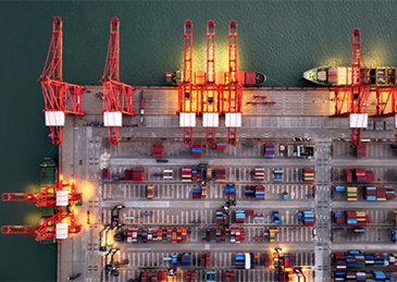 【#中国贸易顺差首次超1万亿美元#，美媒：里程碑、前所未有】据海关总署最新数据，