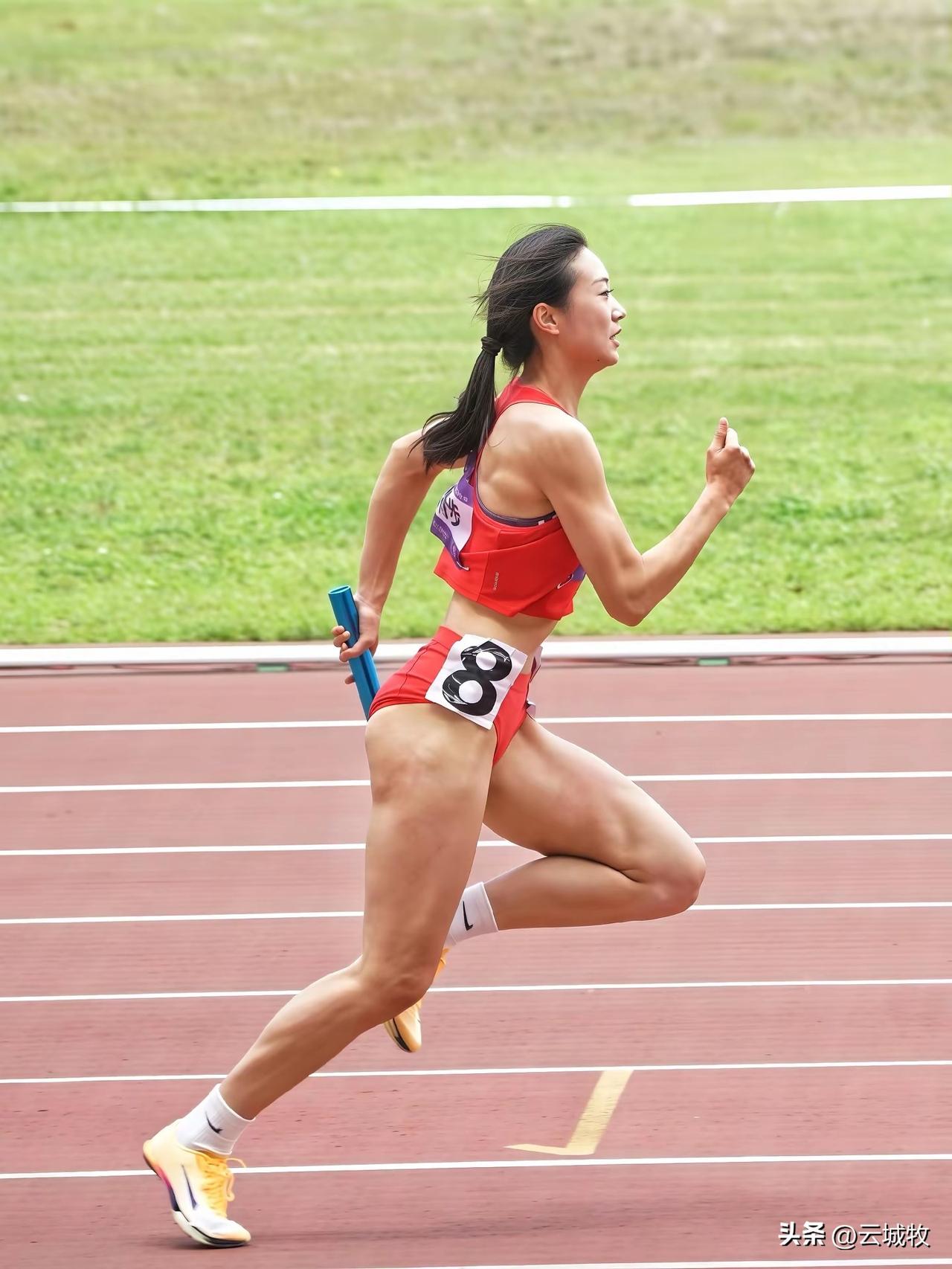 本来以为前面这个女运动员已经是金刚芭比的天花板了，没曾想她身后的这个女运动员一露