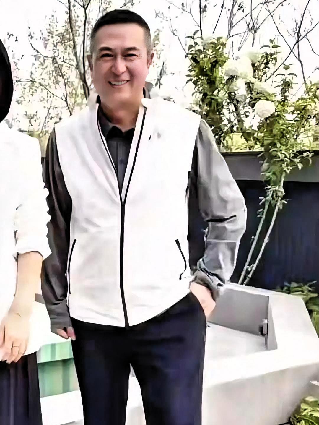 56岁张嘉益西安豪宅庆生，染黑发年轻10岁，可他的腰还是直不起来

4月8日，张