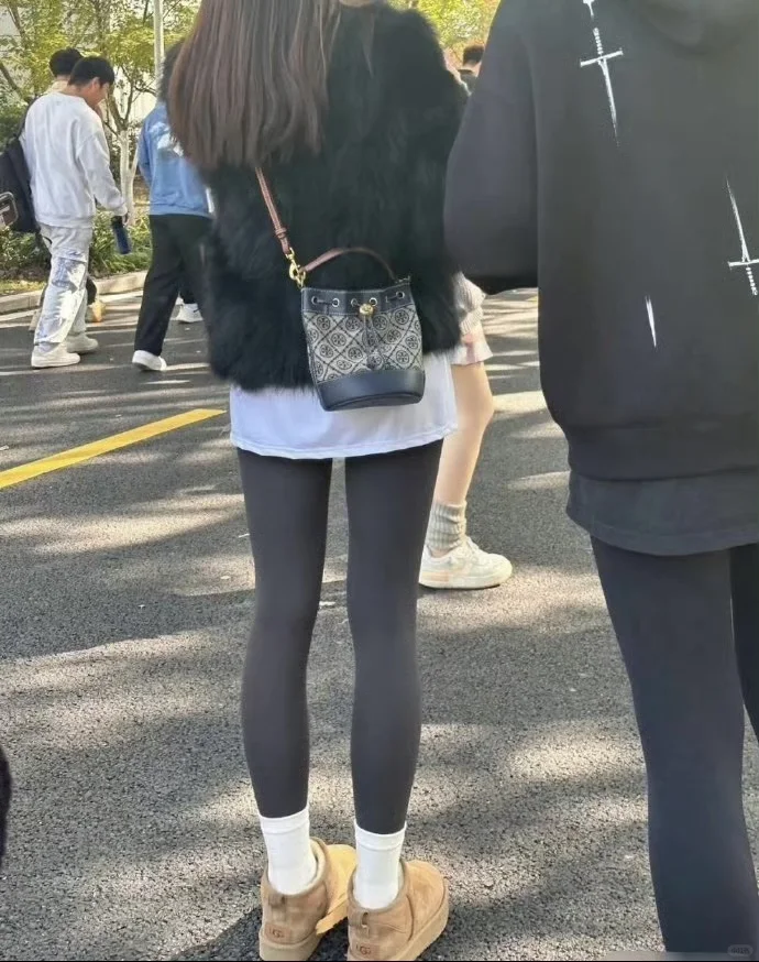 悄悄一问，将裤腿隐于袜内，这究竟是怎样一番别致风尚？？？？