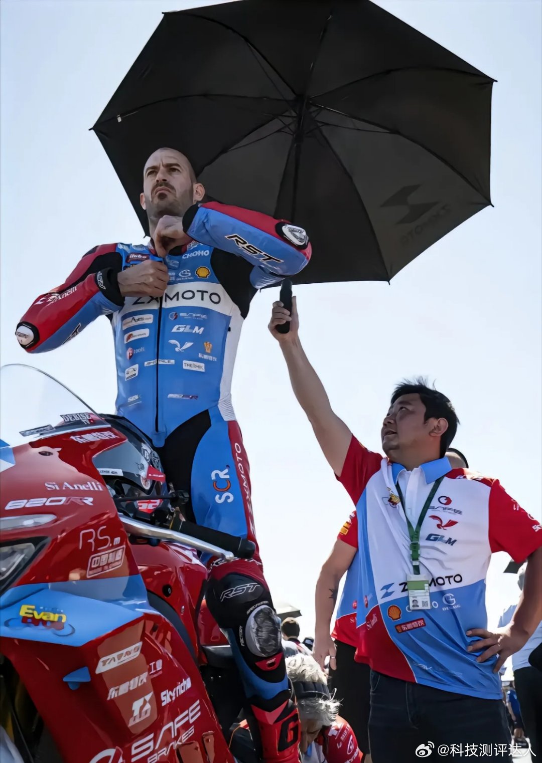 张雪机车夺冠估值超10亿真的太燃了！一个是被雅马哈放弃的车手，一个是被人看不起的