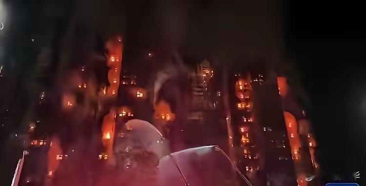 今天刷到香港那场住宅大火的新闻，直接给我整沉默了。
 
救援人员在浓烟散尽后冲进