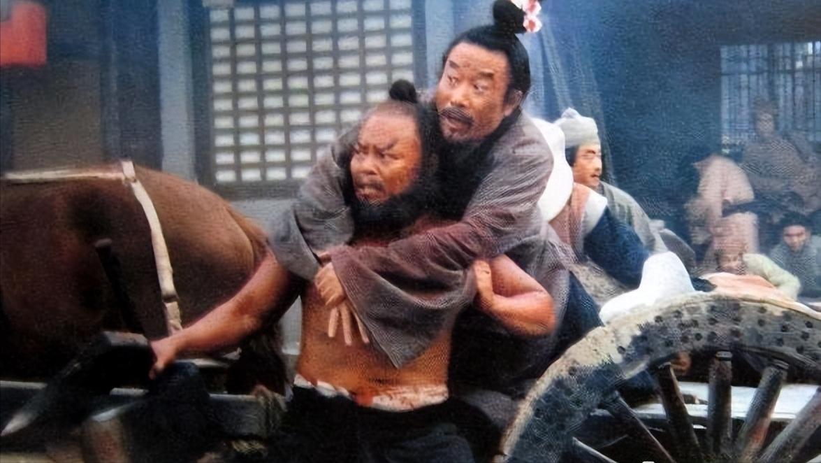 处决一个犯人是需要仪式的，尤其是在古代。
宋江提了反诗，属谋逆，江州知府蔡九怕有