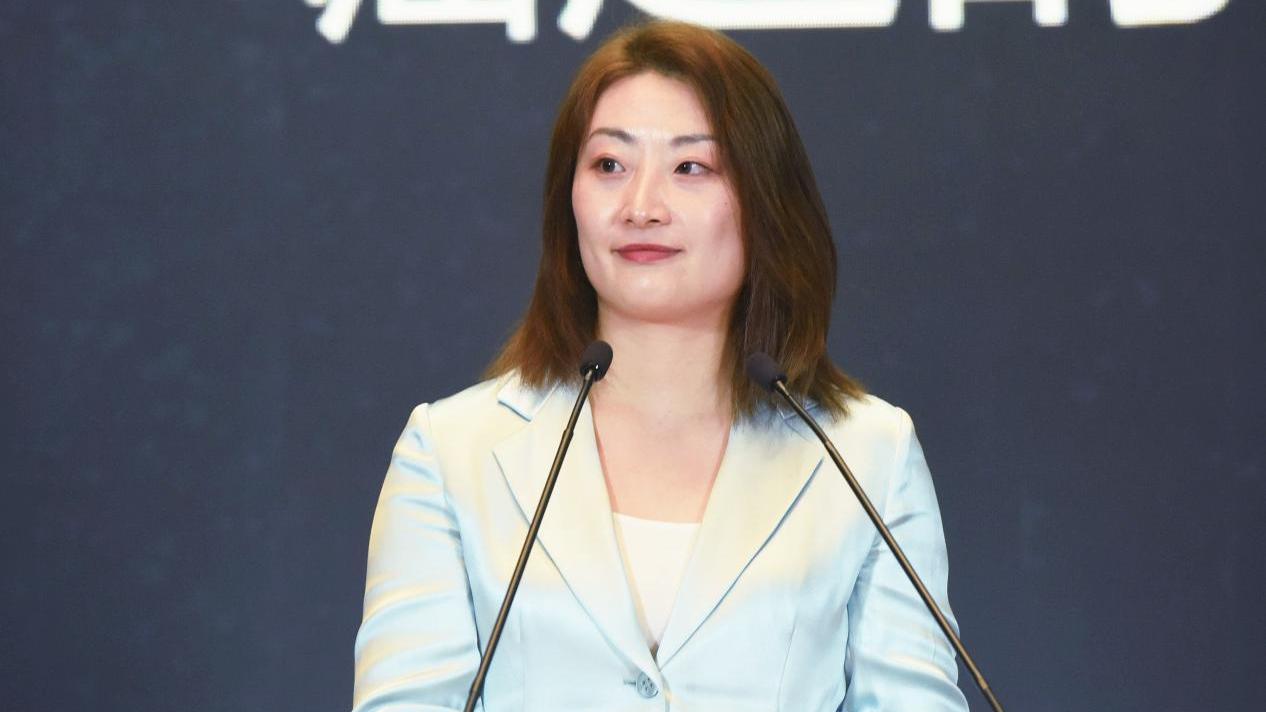 从宗馥莉此前的采访视频以及相关报道来看，她是一个直爽、理性、独立且强势的人，有段
