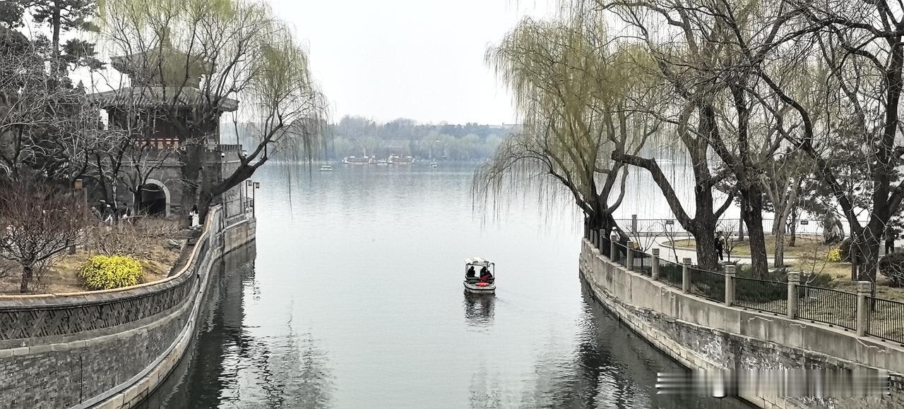 上联:风过荷塘摇绿伞，请君赐下联雨洒松江动白帆