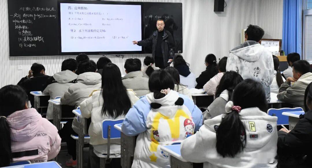 近日，由西乡县“李秀清名师工作室”承办的高中数学优质课展示活动在西乡二中开展。活