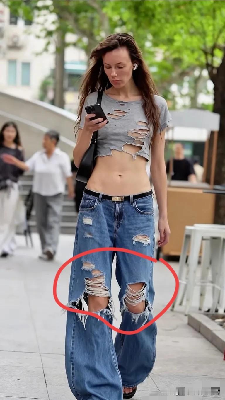 上海街头这一幕也太吸睛了！迎面走来的姑娘，自带一股子上海特有的潇洒劲儿，最绝的是