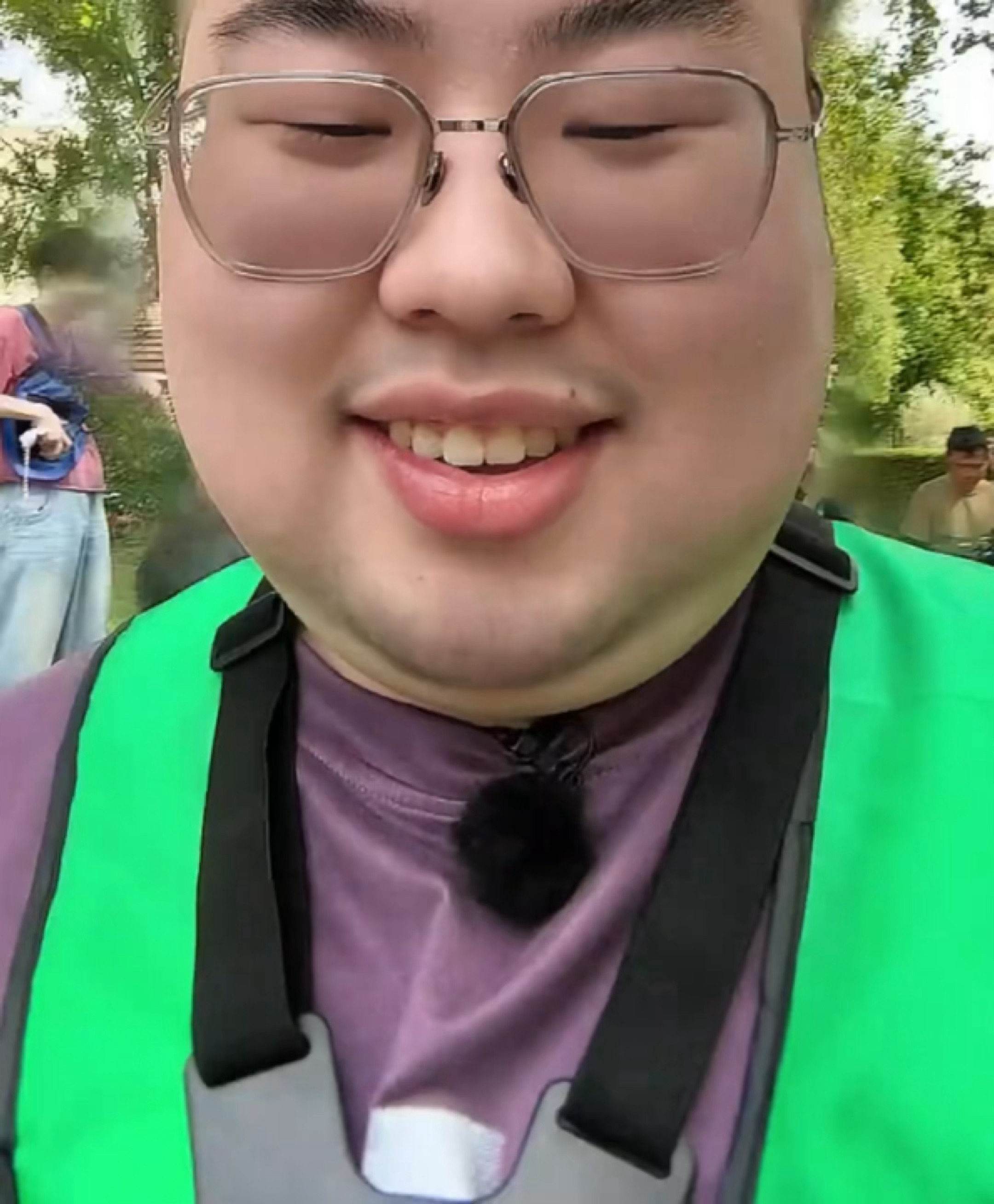 有一点一闪而过的宝宝 笑得好可爱但为什么和🐛一队啊我要吐了 按照背带颜色分宝宝