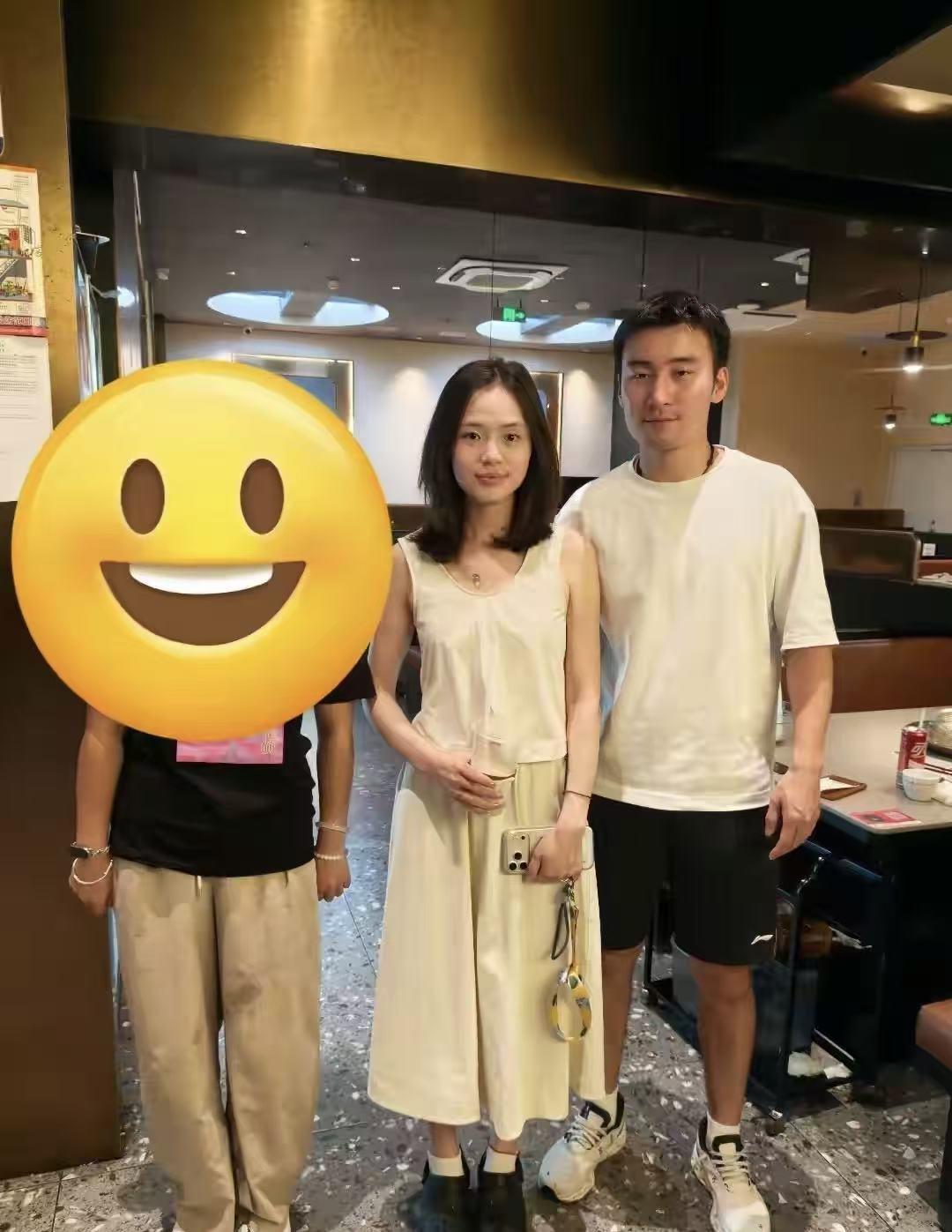 牛冠凯段冬妍现身橘子洲！
结束全锦赛后，牛冠凯带着段冬妍谈恋爱去了！

两人先是