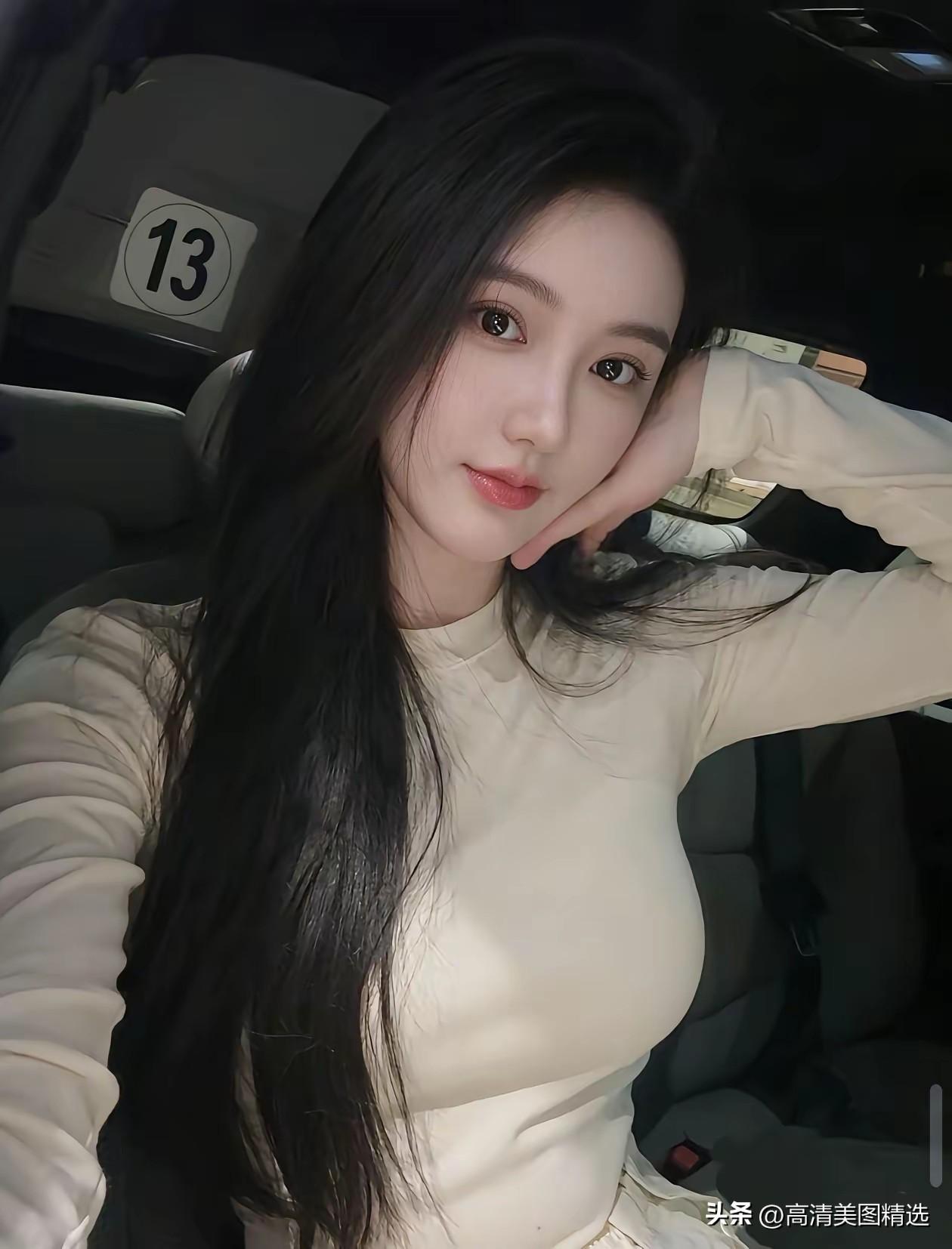 车内自拍，温柔女神，长发飘逸，甜美笑容
