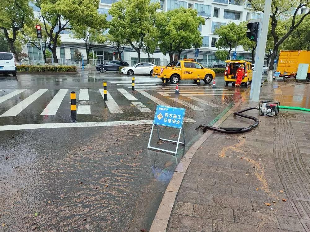 刚刚接到回复：经过初步查看，此地段在之前道路施工时造成排水管道问题，目前先进行强