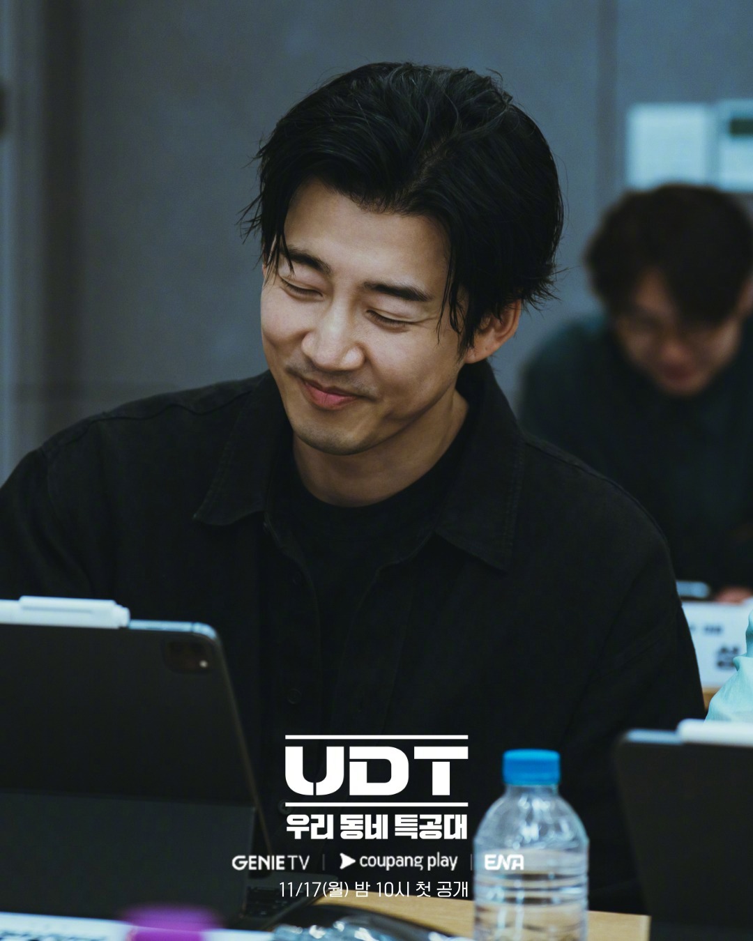 主演Coupang Play&ENA新月火剧 公开剧本研读照。该剧讲述不是为了保