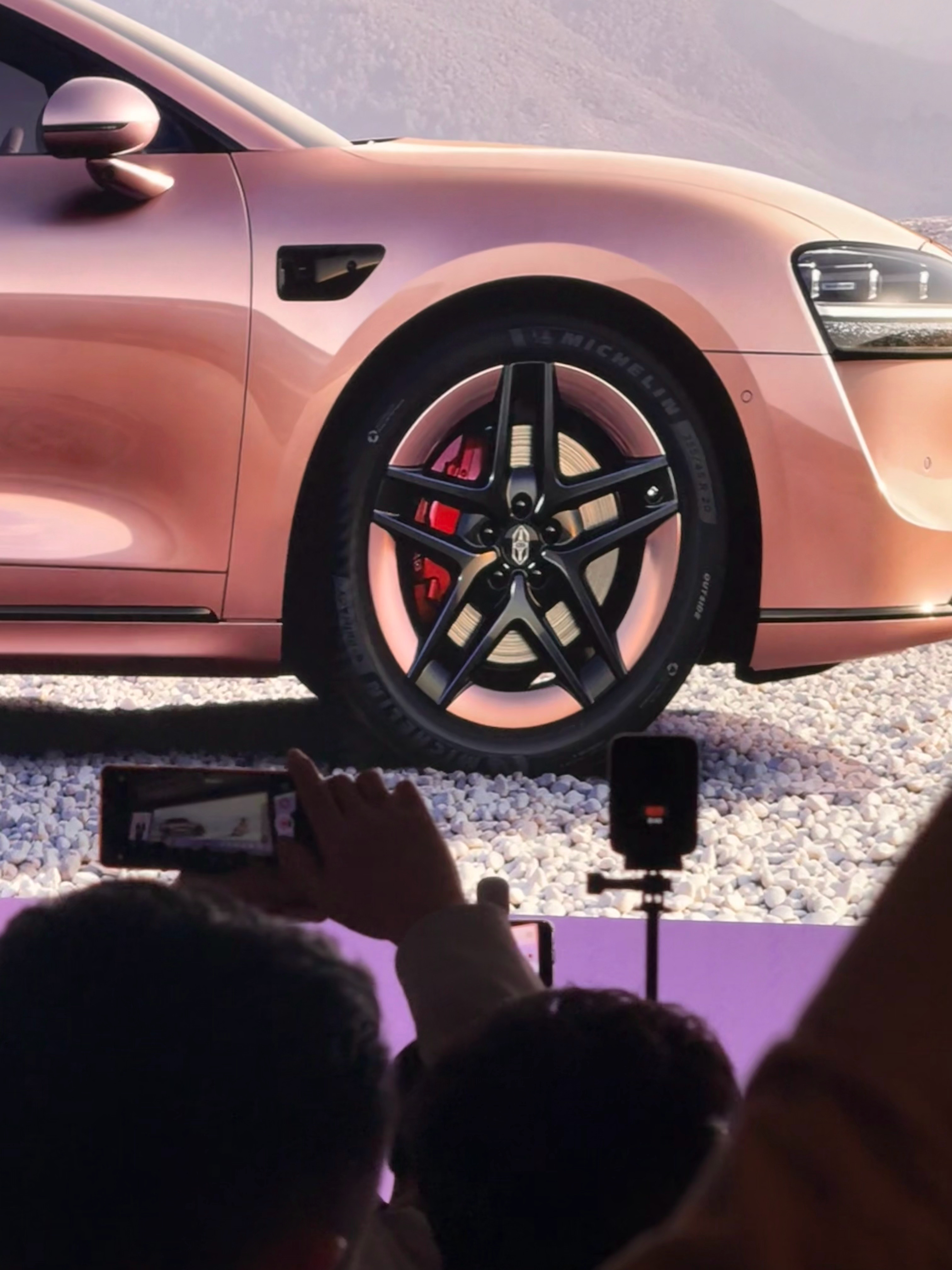 享界 S9T 这新配色星玫粉和新轮毂商务味儿少了，年轻感很足好看～华为春季全场景