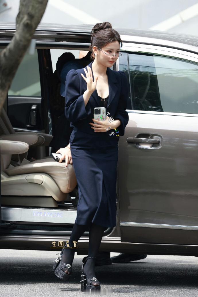 超越妹妹居然也会走这种高冷御姐风路线那得多反差 