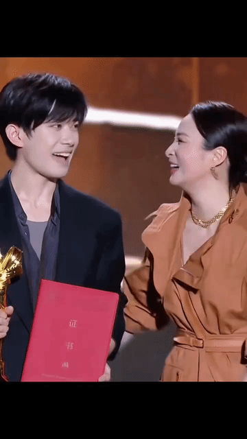 多久没见过易烊千玺这样没心没肺的笑容了，你看把蒋勤勤稀罕的，忍不住上手搂住易烊千