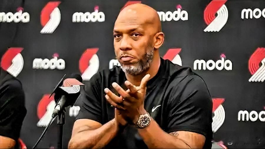 前开拓者主帅比卢普斯不服气啊！

今日，据报道，比卢普斯今天在布鲁克林的联邦法院