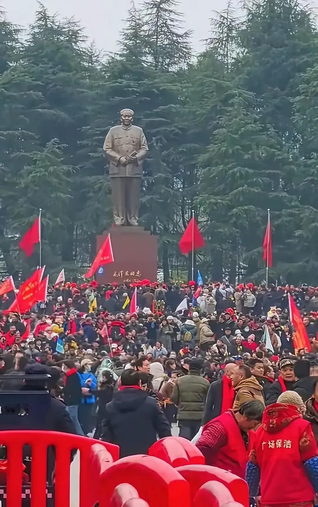 丰功伟绩谁能比，红日东升韶山冲！