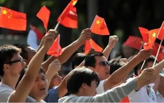 海外华人群体并非单一立场：被放大的“反华声音”只是传播切片，媒体情绪与算法叠加下