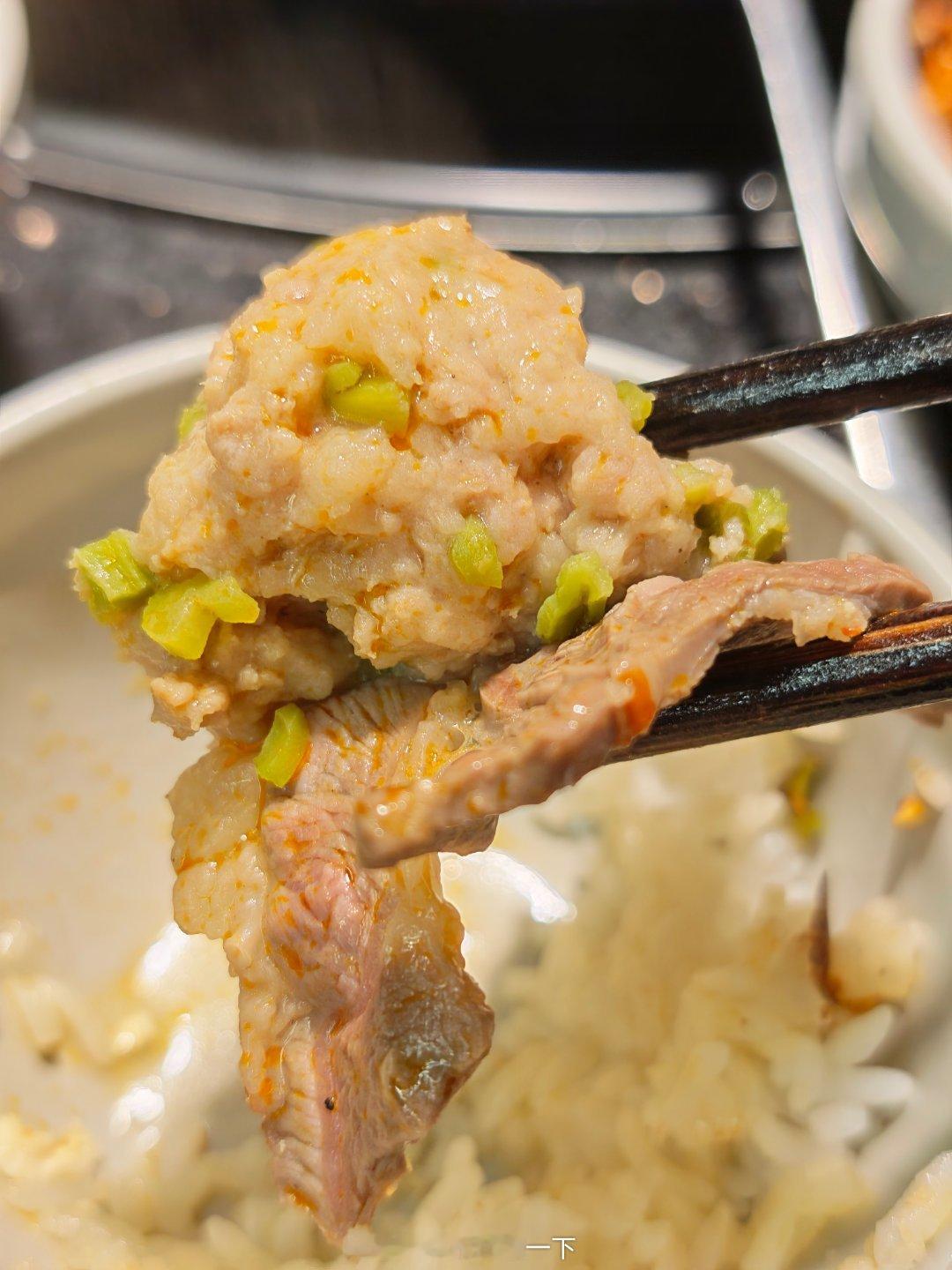 晚安朋友们，这是昨天晚上去吃的鲜猪肉滑，有点像虾滑的下锅方式，有一说一第一次吃，