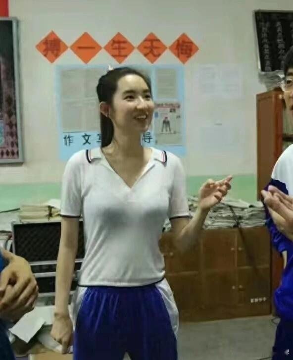 《遇见你真好》中王玉雯的校服被大家吐槽了青春期的女生这样穿确实太露了真正上高中的