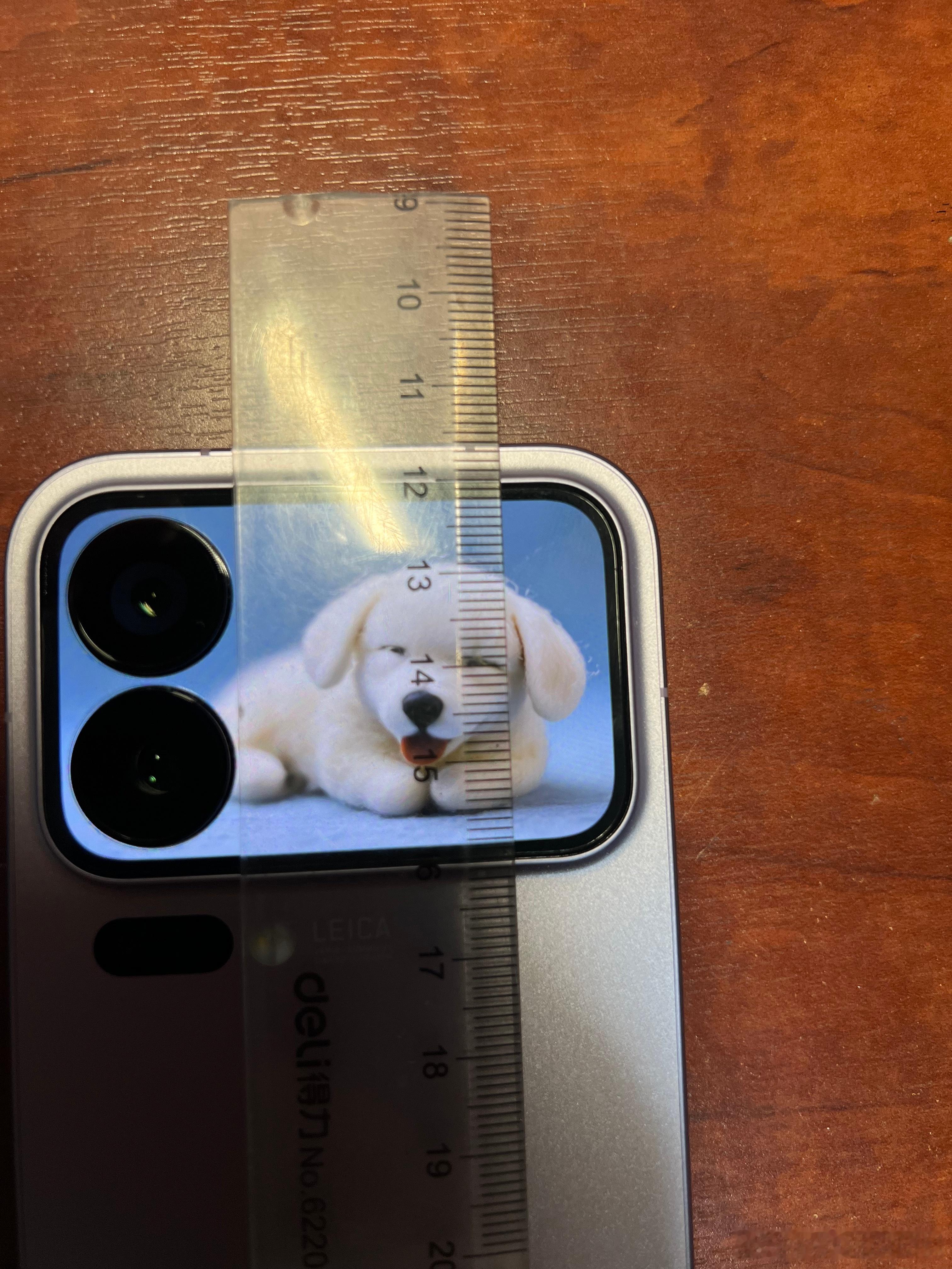 感受一下小米17pro 背屏黑边宽度，大约2mm，屏幕是2.66英寸作为参考，主