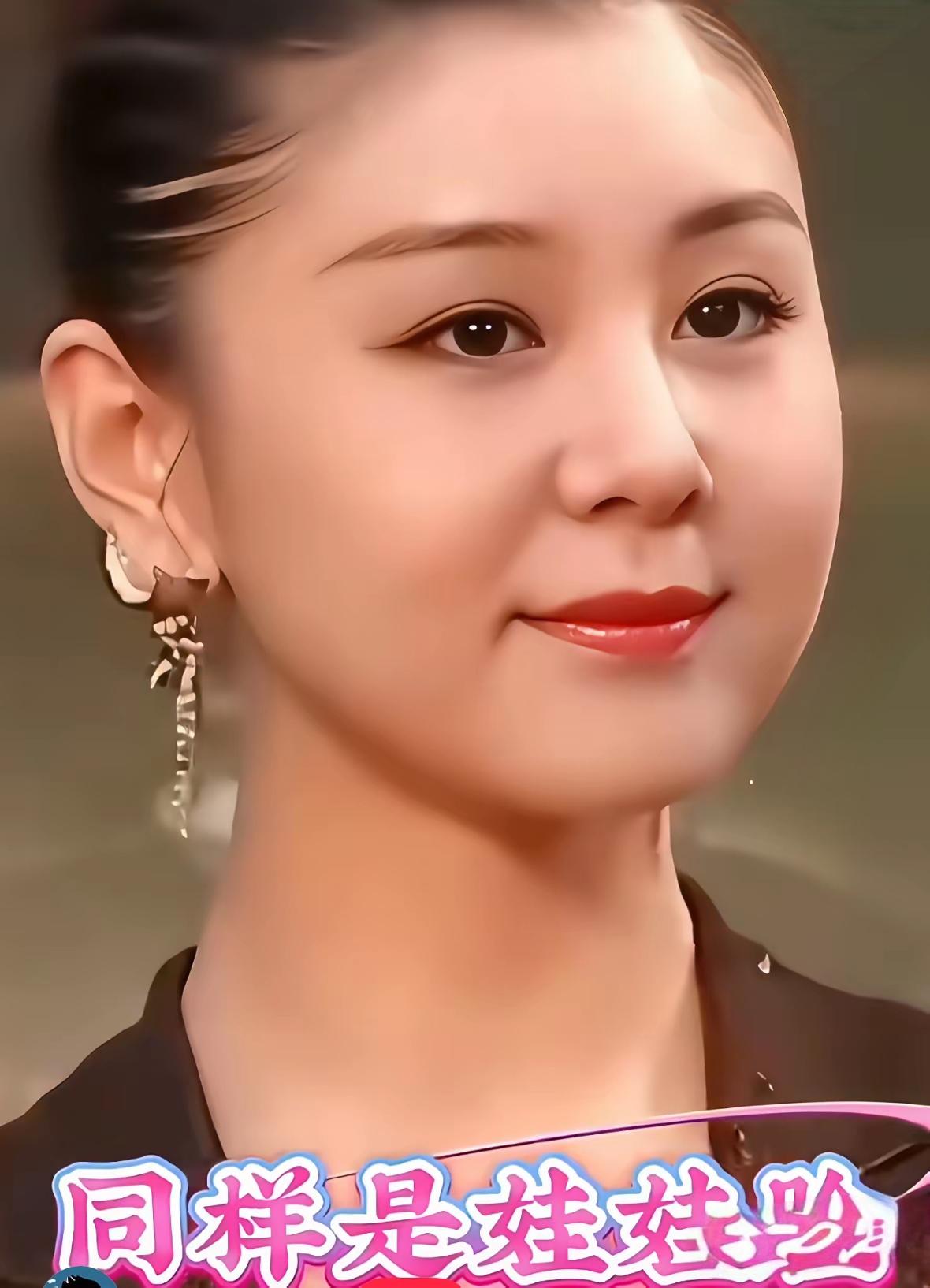 同样是娃娃脸，李小萌与谭松韵却是两种截然不同的美感。李小萌长相温润端庄，轮廓柔和