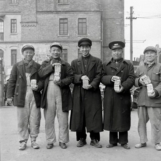 1948年，上海铁路工人每日现金支付的薪水，在最严重的通货膨胀下，19...