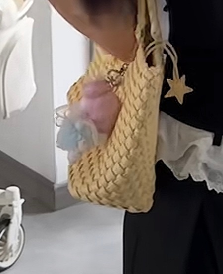 真的好想哭…..我一直都舍不得挂的一个天使美乐蒂前几天挂在包上，昨天带出去一次，