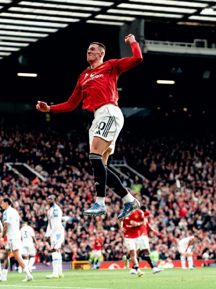 #谢什科8场轰7球# 在昨日曼联2-1战胜水晶宫的英超比赛中，谢什科再次破门，连