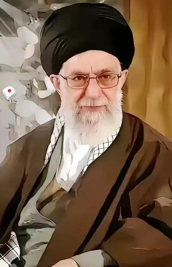 伊朗硬气，4月21日晚，伊朗首都德黑兰卡德尔广场，一枚“卡德尔”中程弹道导弹赫然