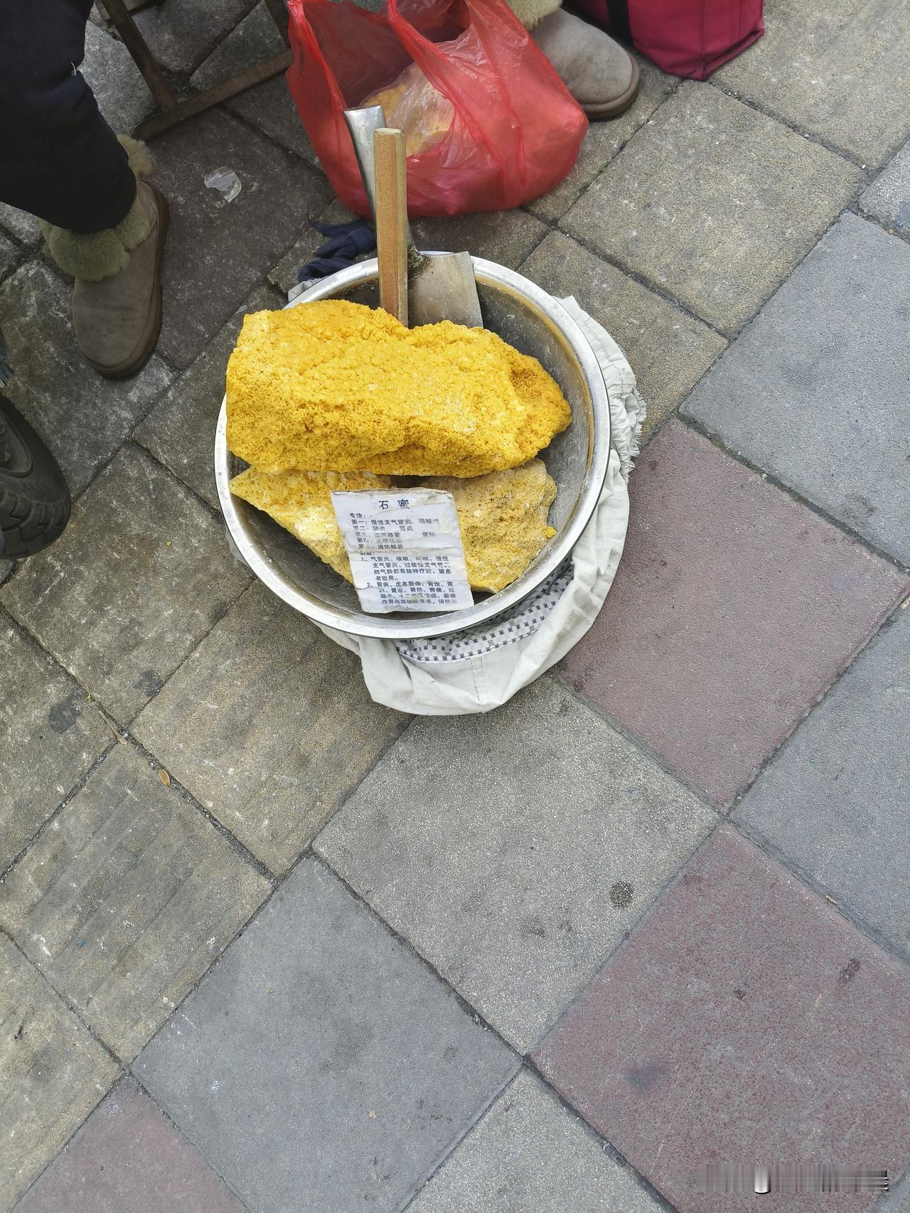 出来买衣服，看到一个路边摊
猛一看，以为是卖小米的
仔细一看居然是买蜂蜜的
第一