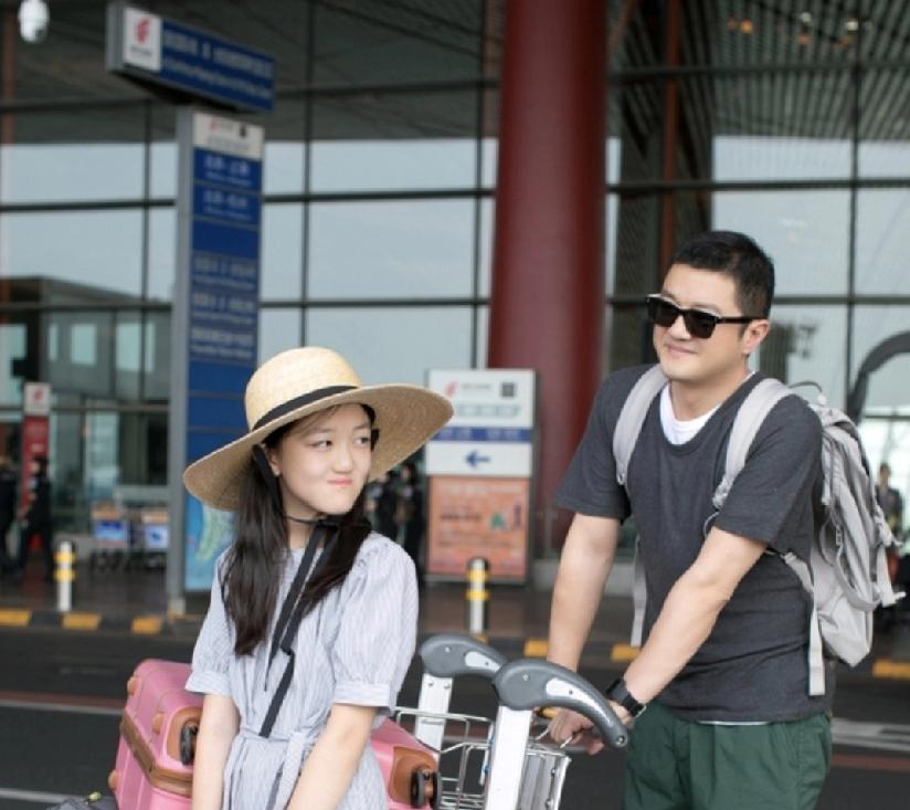 李亚鹏带李嫣参加巴黎时装秀。
老父亲看着女儿，一脸的宠溺和欣慰。
T台上的李嫣气