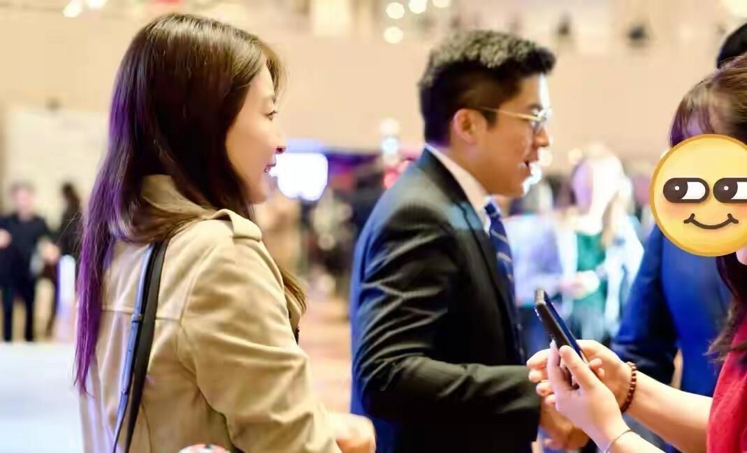 郭晶晶随霍启刚亮相香港艺术节，二人夫唱妇随得体温婉，满屏恩爱幸福感