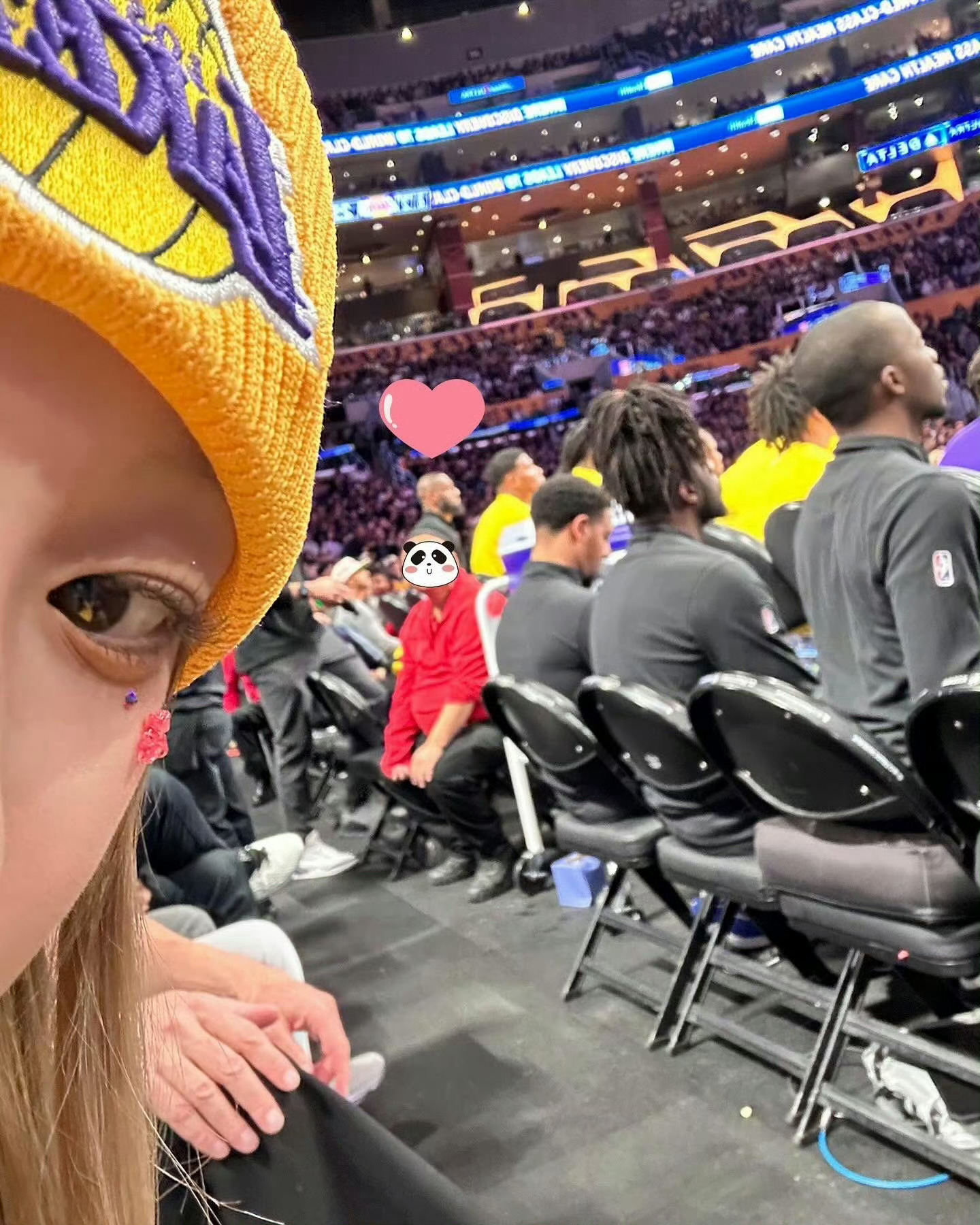 宋雨琦宋雨琦和詹姆斯海报合影宋雨琦被詹姆斯比心 宋雨琦，老詹蜜了！Wuli 雨琦