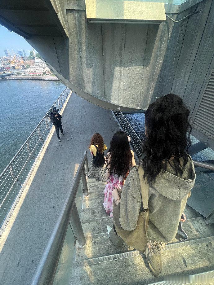 李一桐没想到自己成了最爱拍照的李一桐拍了10个G的旅行物料李一桐抓娃娃之行成了拍
