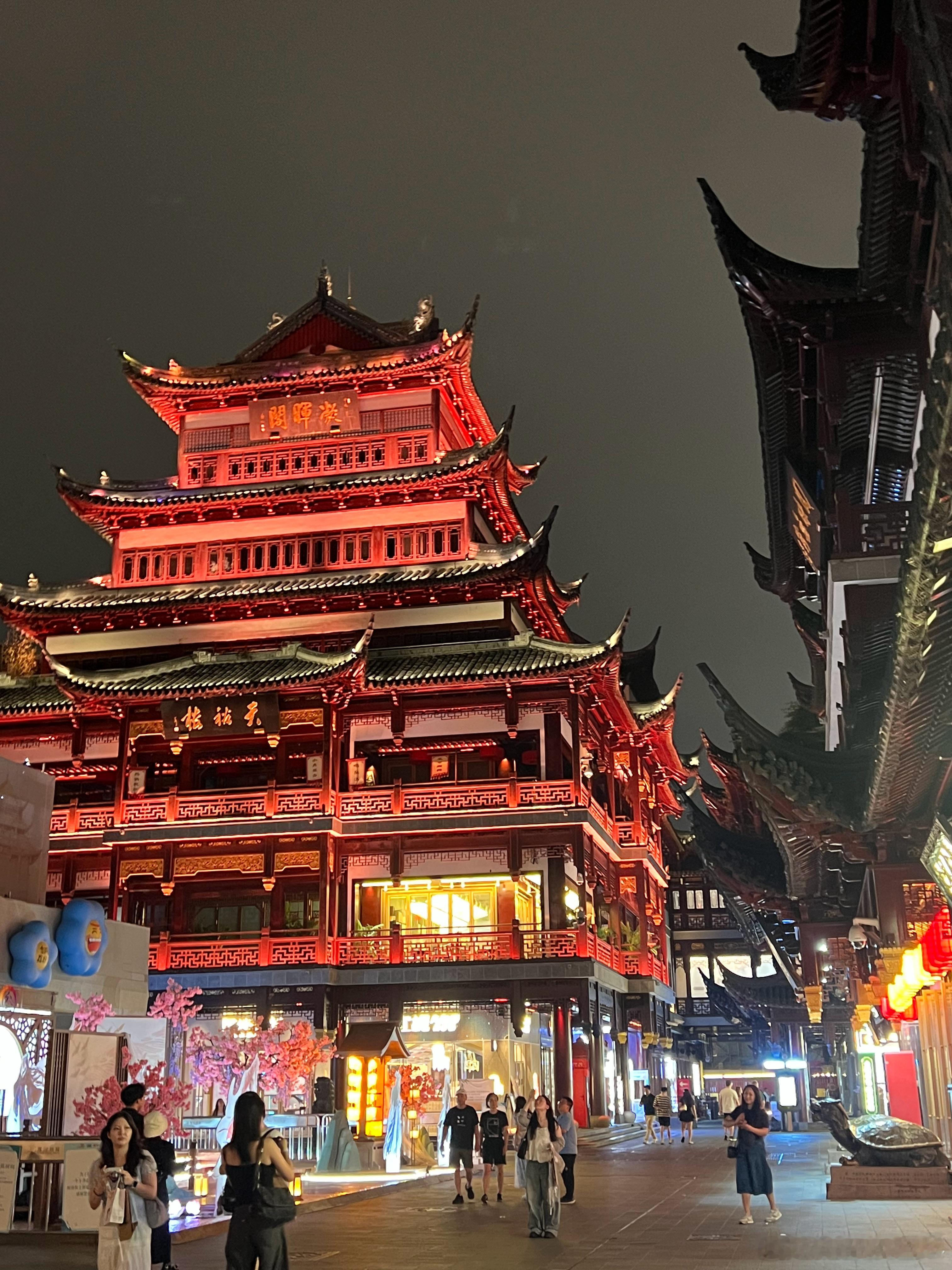 听说D先生喜欢小龙虾，朋友建议去吃红盔甲。不接受预定，朋友她特意提前去排队等位。