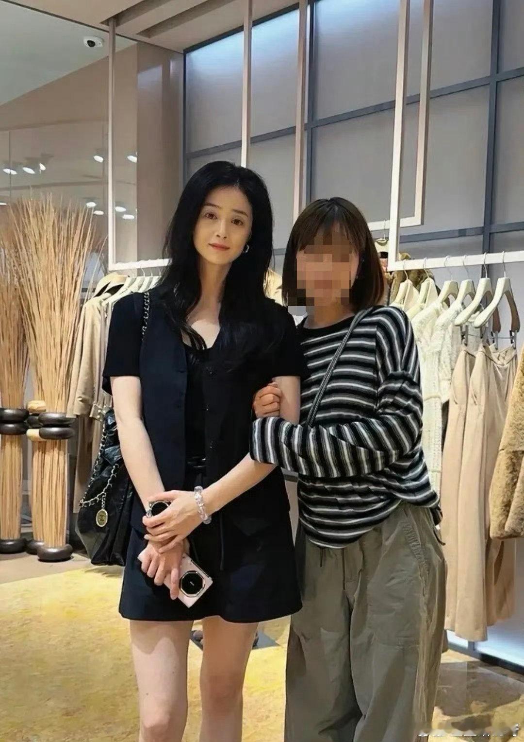 北京SKP偶遇蒋欣蒋欣瘦太多了吧北京SKP新鲜路透出炉，无滤镜生图直拍蒋欣，整个