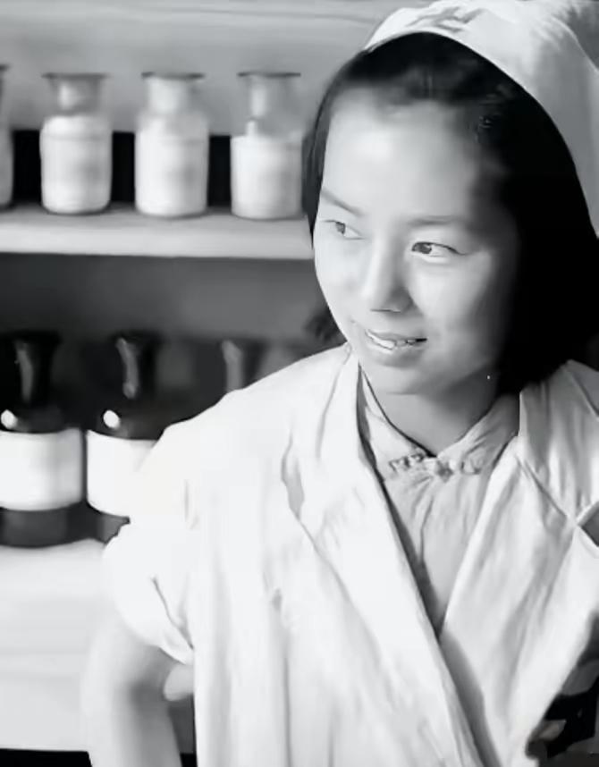 1927年，陈赓腿伤住院休养，在他熟睡时，一个姓李的护士悄悄凑到耳边，让他赶紧撤