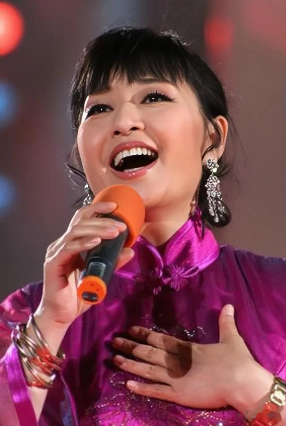 主持问陈佩斯:当今演艺圈中，你最怕哪个女明星？陈佩斯说:殷秀梅啊，长的浓眉大眼，
