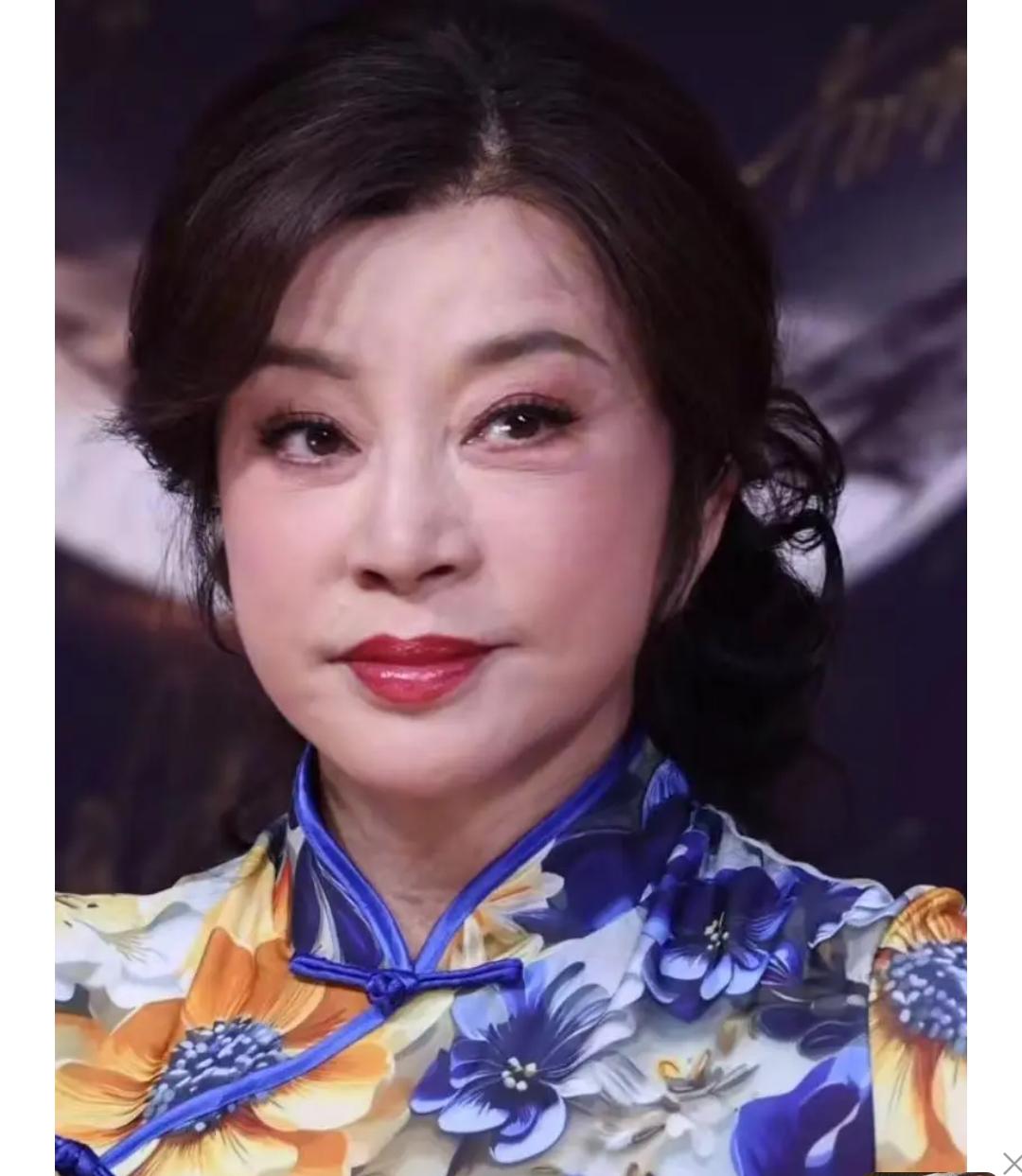 75岁的刘晓庆凭什么站在百花奖C位，让身后三位当红女星甘当“绿叶”？一张合照引爆