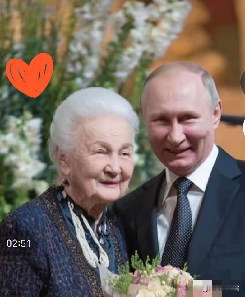 大帝的老母亲满头银发，一脸的慈祥，一位伟大的母亲，养育了一个强硬不凡的总统儿子，