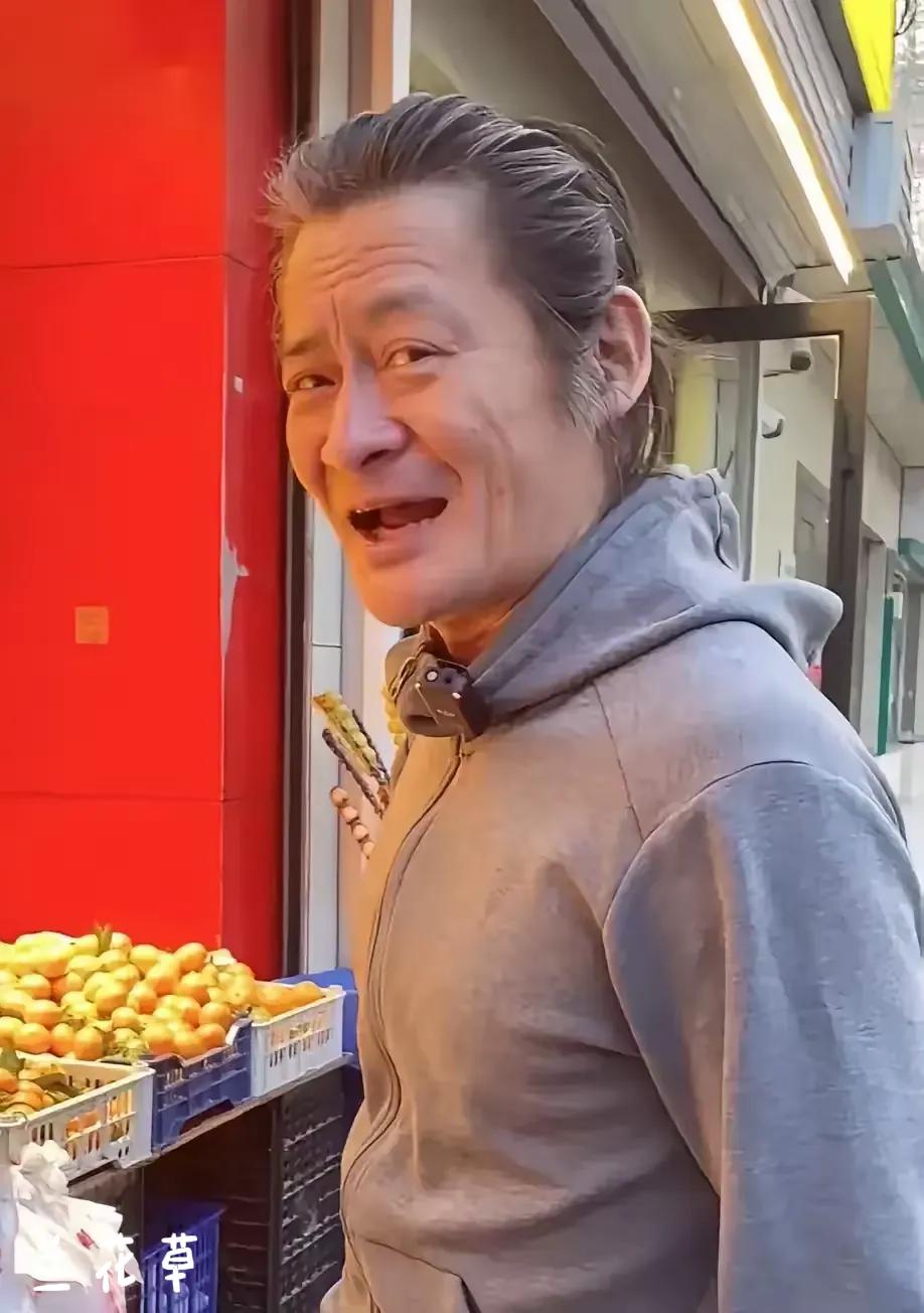 歌手景岗山今昔比。
曾经那么年轻帅气、风华正茂的歌手景岗山今年57岁，看现状几乎