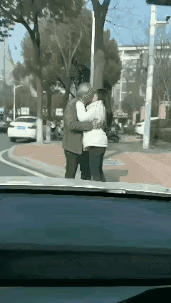 老人的第二春，被这个司机的按的喇叭声破坏掉了
一个老人抱着一个女孩
在马路边就开